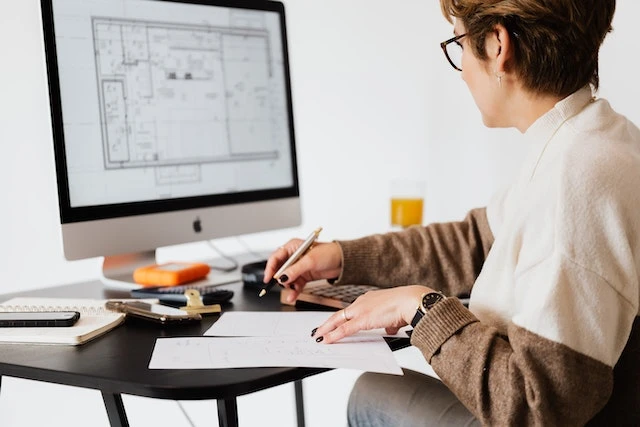 Person look at a floorplan on their desktop computer