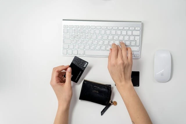 Person paying for their security deposit online with a credit card